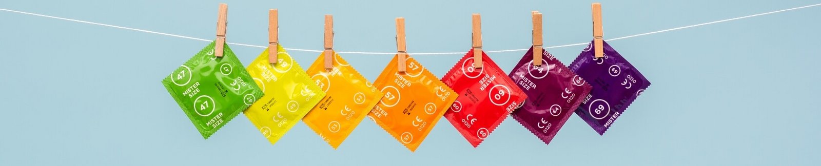 Kondome von Mister Size in verschiedenen Größen auf einer Leine