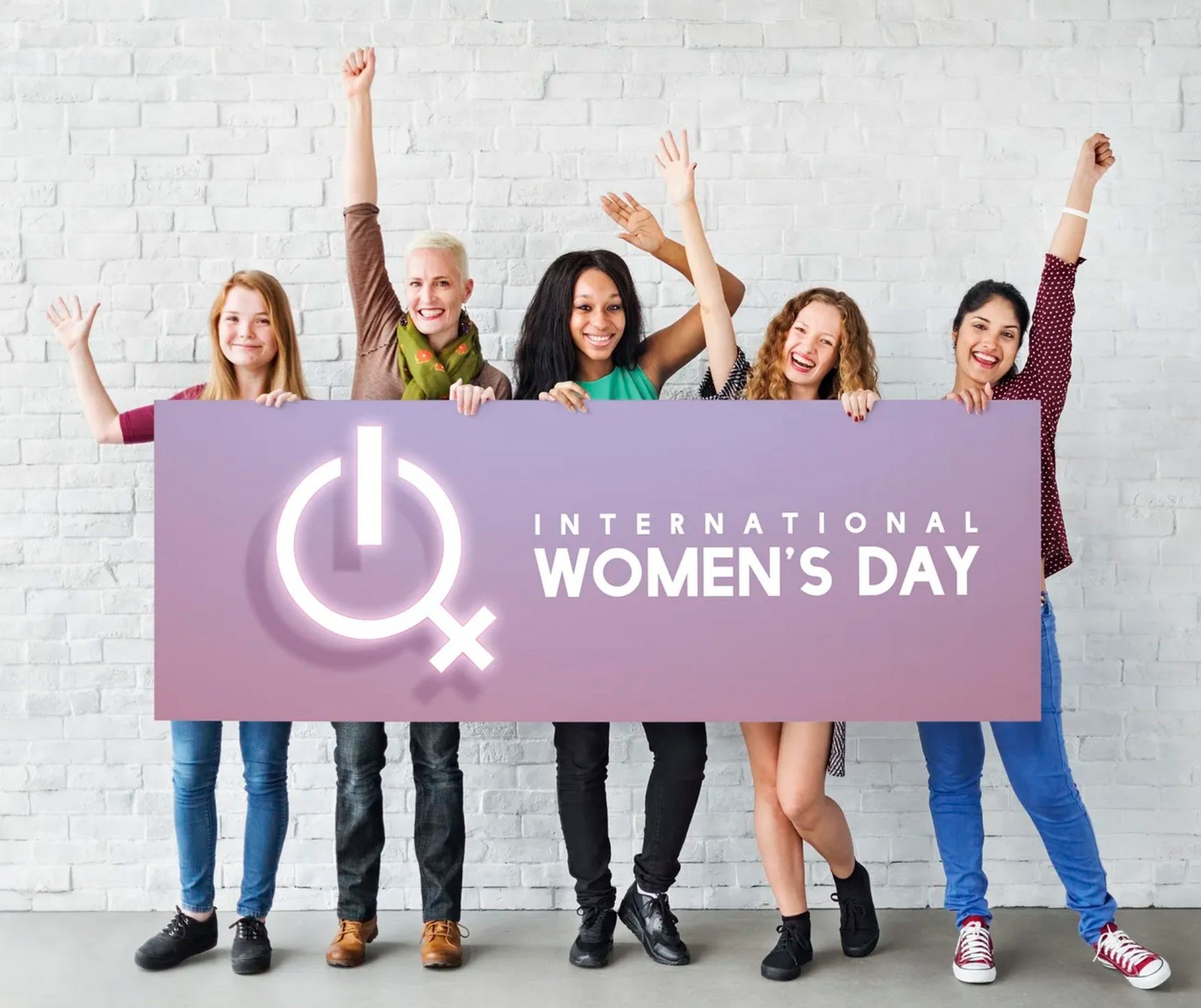 Donne dietro un cartello per la Giornata internazionale della donna 2023