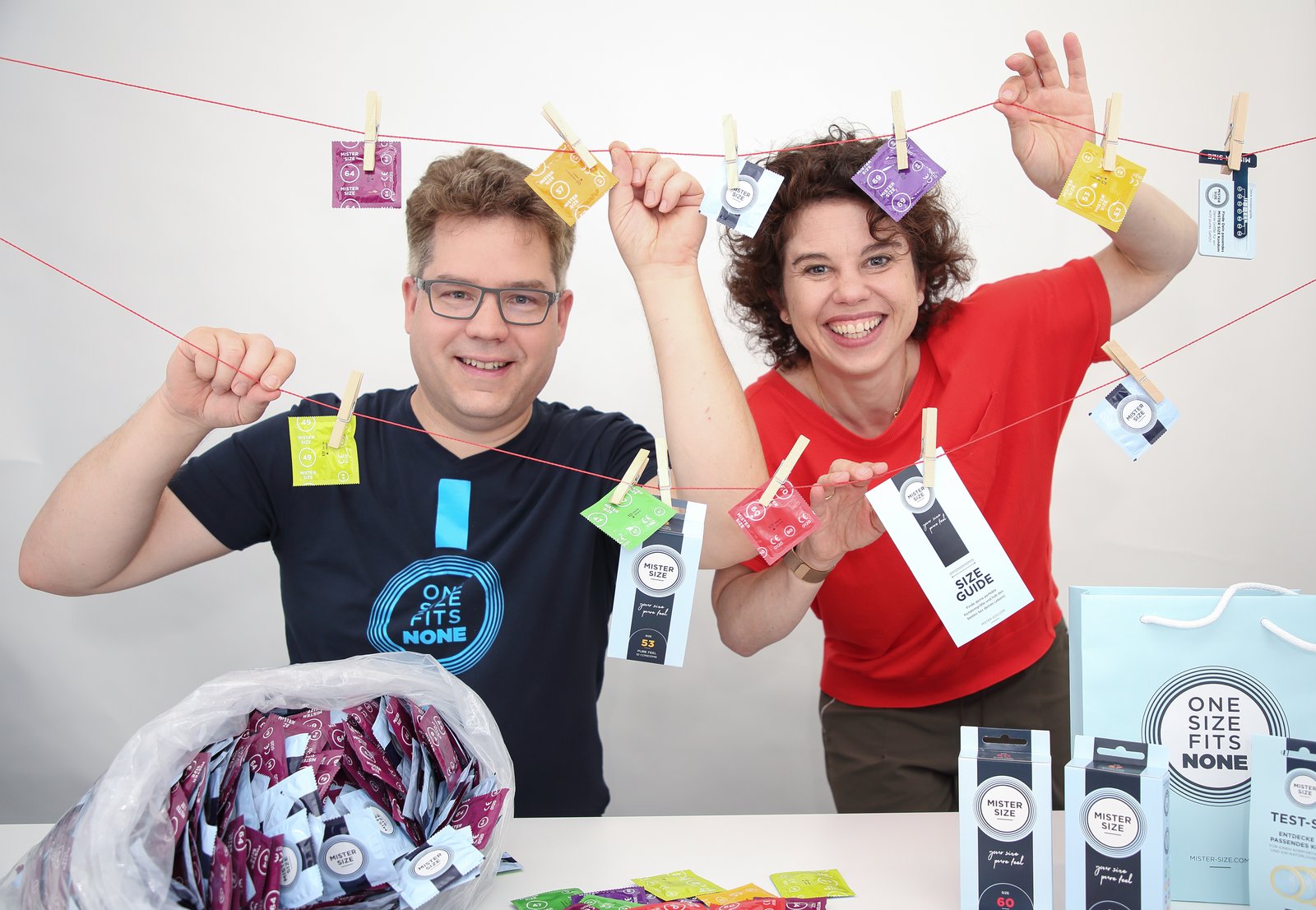 Jan ed Eva Krause, amministratori delegati di Vinergy GmbH, con i preservativi Mister Size