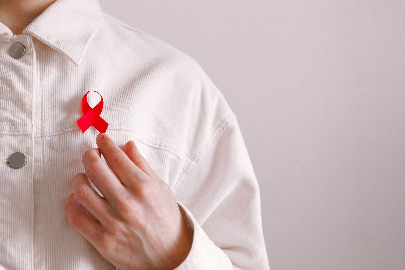 Uomo con un nastro rosso sulla camicia nella Giornata mondiale dell'AIDS