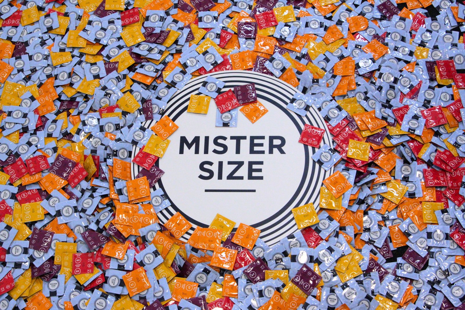 Diversi preservativi di Mister Size con diverse larghezze nominali