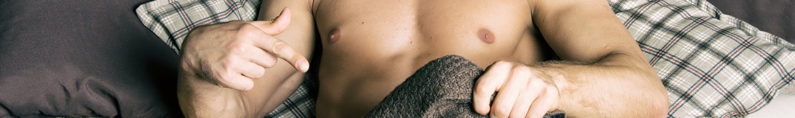 Determinare la misura del preservativo Banner l'uomo indica il pene