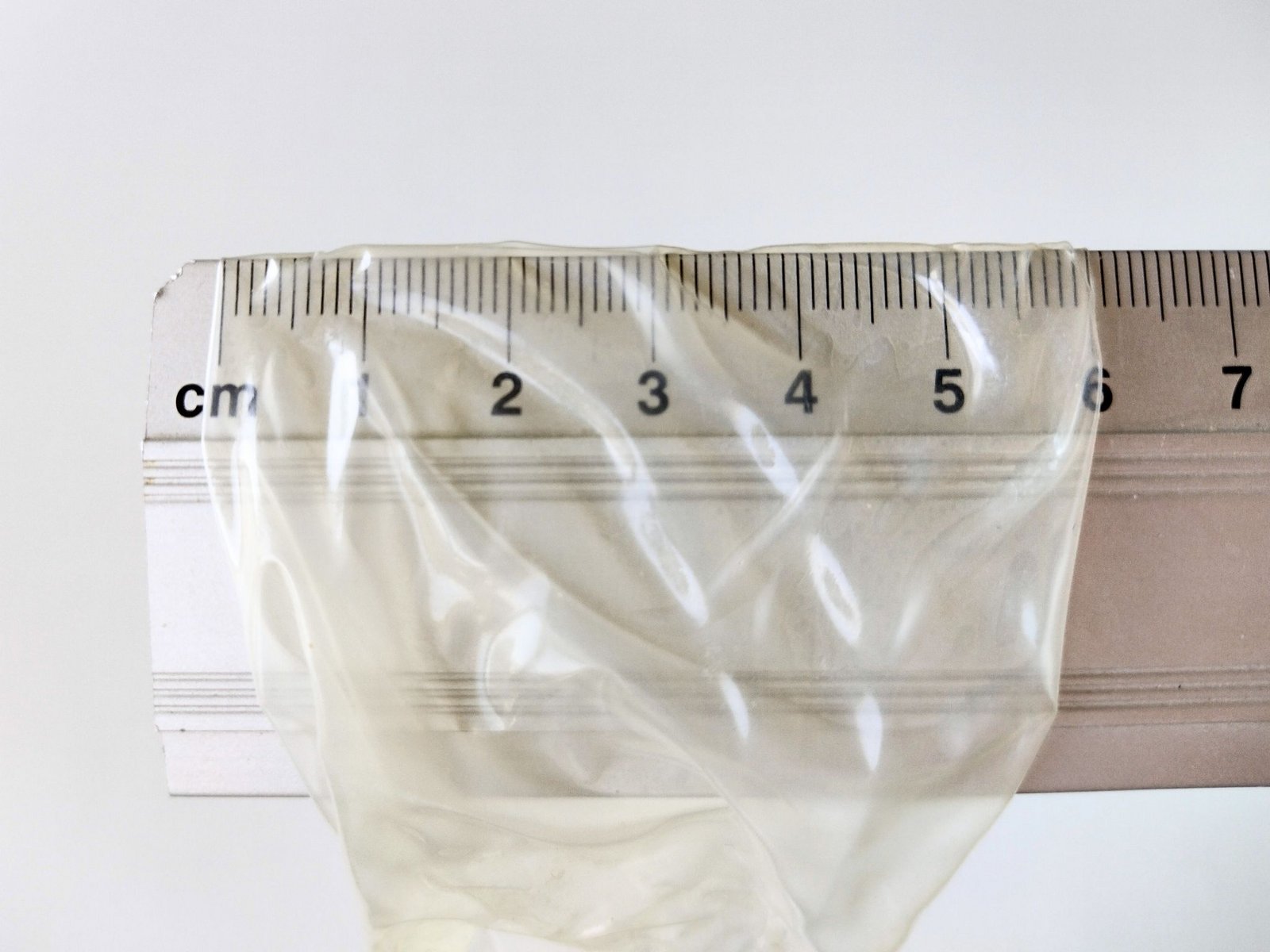 Larghezza nominale di un preservativo misurata con un righello
