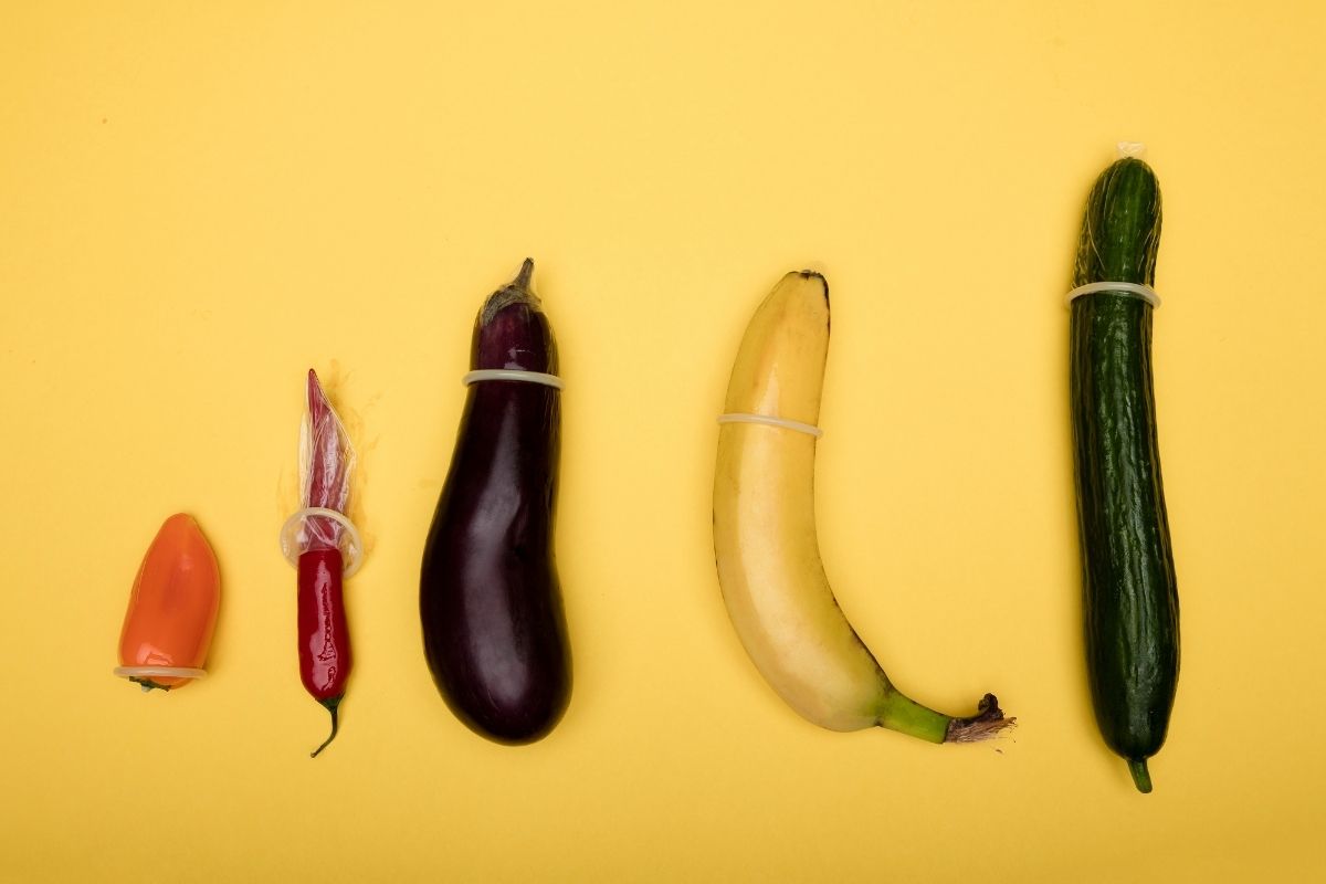 Preservativi su frutta e verdura di diverse dimensioni